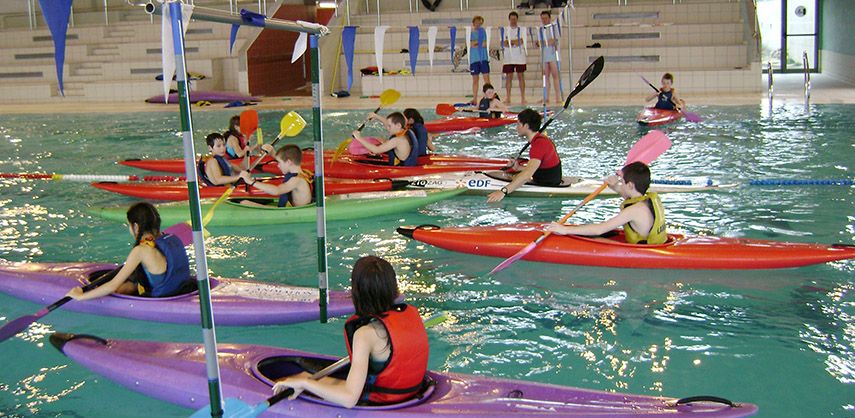 photos enfants canoe kayak dans bassin de piscine
