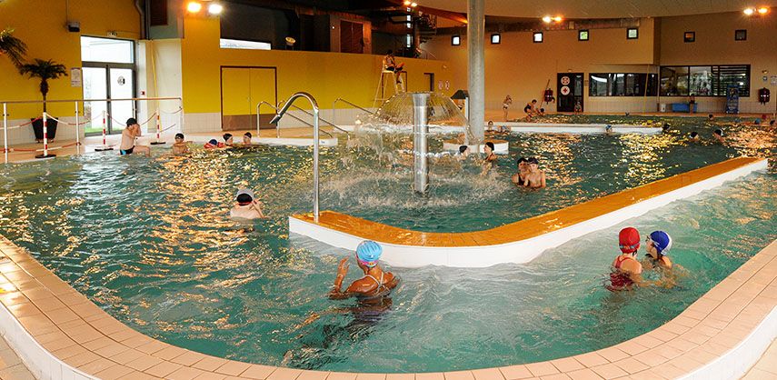 vue espace ludique avec fontaine d'eau, rivière rapide, enfants et adultes qui jouent